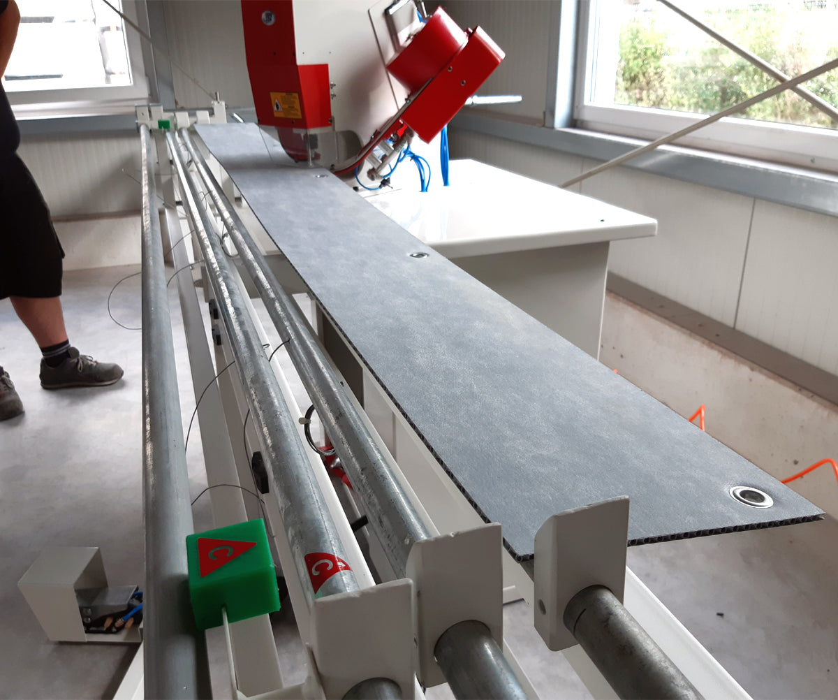 Vollautomatische Ösenmaschine Luftdruckpresse mit Roll-Arbeitstisch und Anschlag