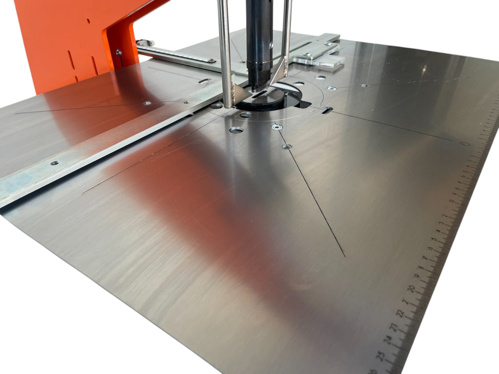 Blech- und Profilstanze mit starren Abstreifer