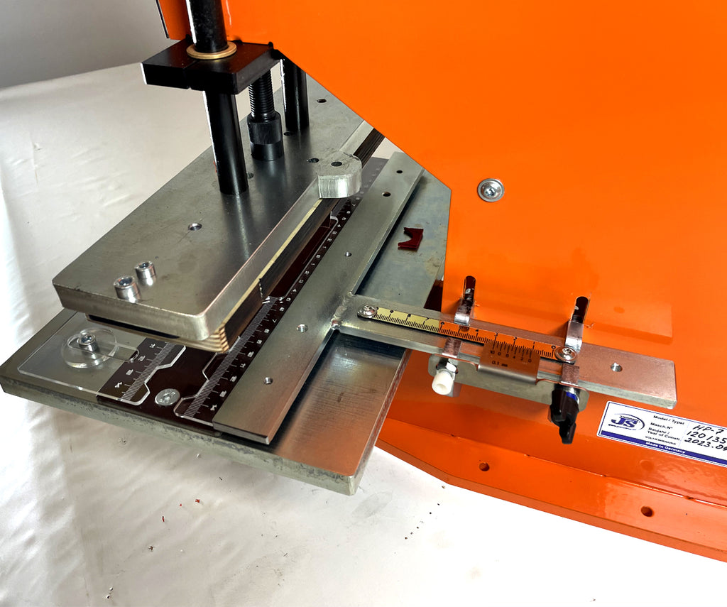 Kniehebelpresse HP-7 mit integrierter Gürtelstanze und Riemenstanze 300mm