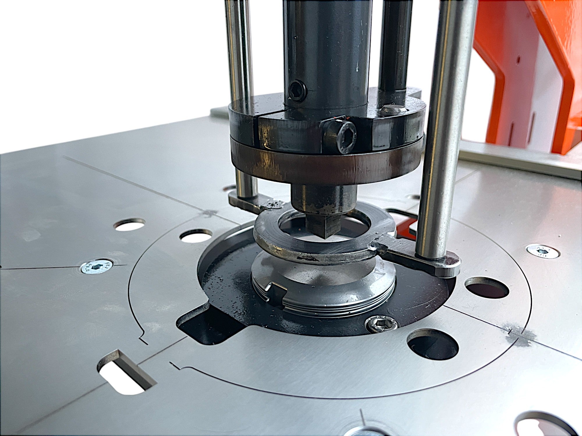 Blech- und Profilstanze mit starrem Abstreifersystem