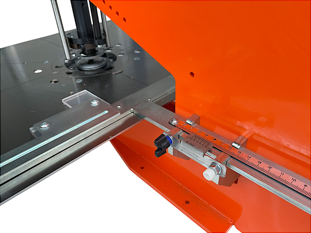 Blech- und Profilstanze mit starrem Abstreifersystem